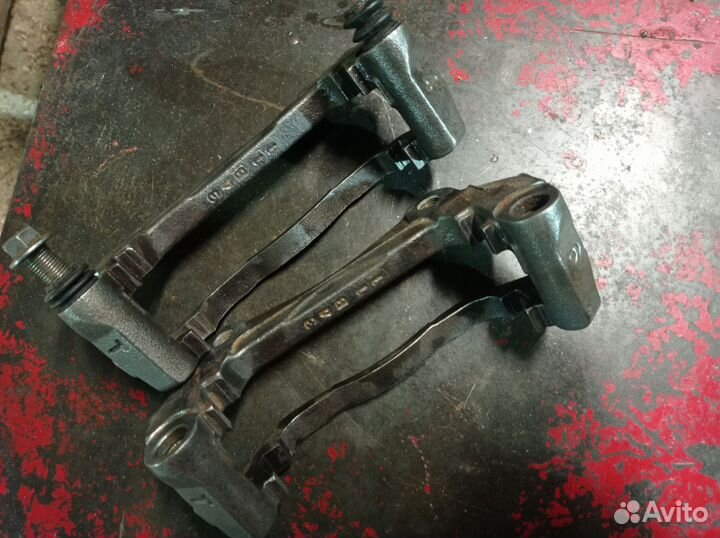 Скоба переднего тормозного суппорта mitsubishi