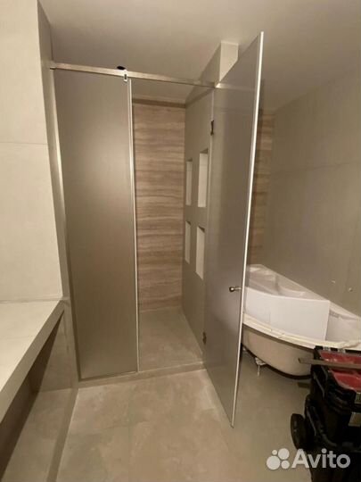 Душевые стеклянные ограждения с установкой