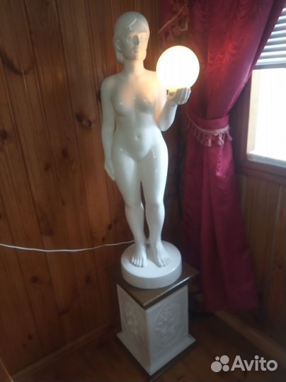 Статуя из гипса девушки