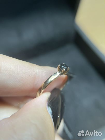 Золотое кольцо с черным бриллиантом