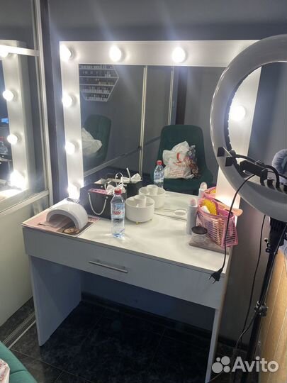 Гримерное зеркало с лампочками