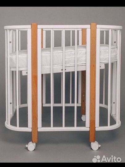 Детская кроватка с маятником белая