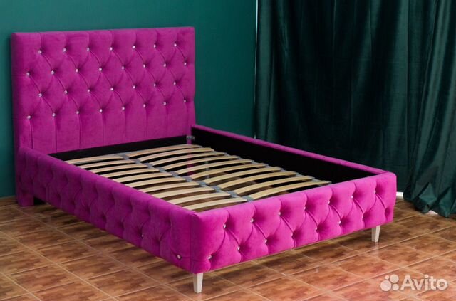 Кровать розовая со стразами
