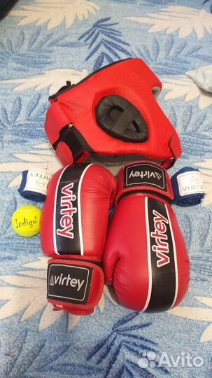 Боксерские перчатки и шлем