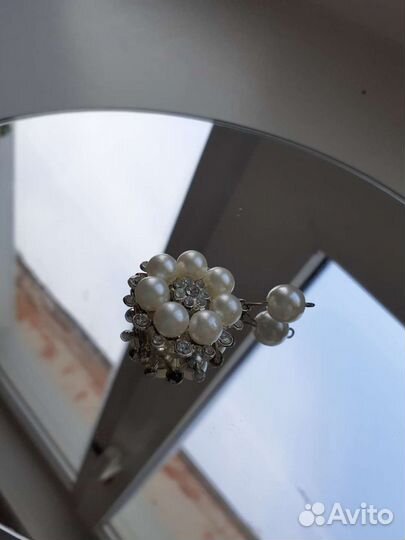 Брелок, брош