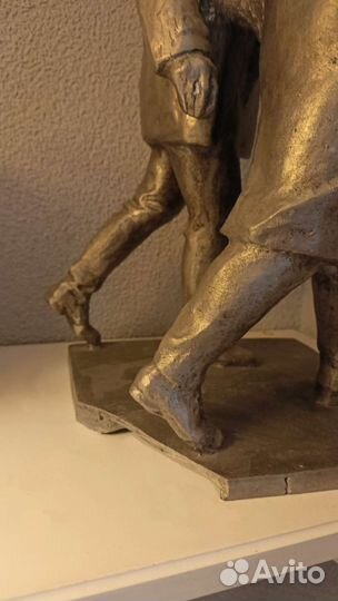 Скульптура Ленин и Рахья