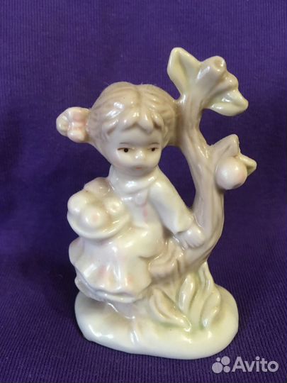 Статуэтка фарфоровая 