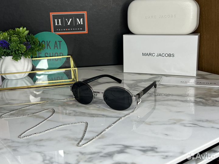 Солнцезащитные очки Marc Jacobs с цепочкой