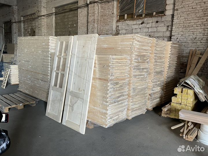 Деревянные двери из массива сосны