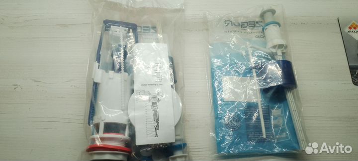 Арматура для сливного бачка с клапаном подачи воды