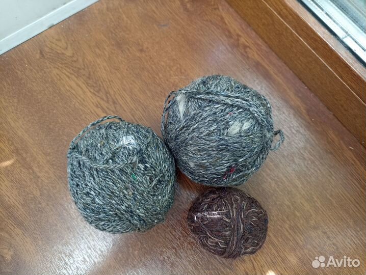 Мотки шерсти и нитки для вязания