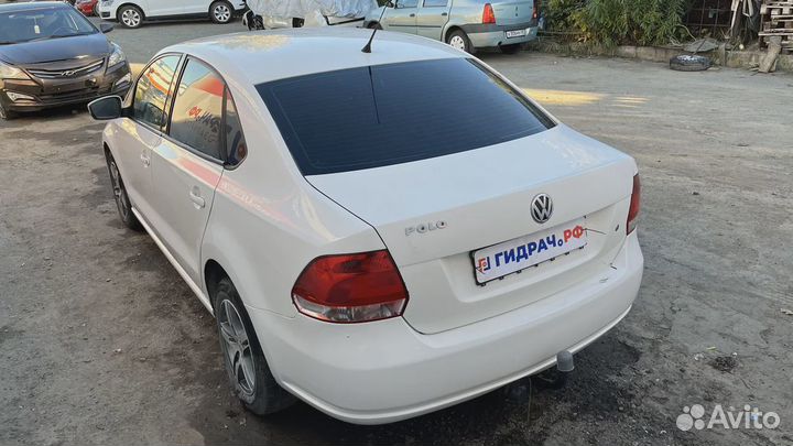 Решетка радиатора Volkswagen Polo Sedan (Mk5) 6RU853653