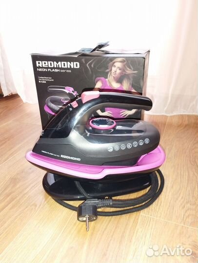 Утюг Redmond RI-C234