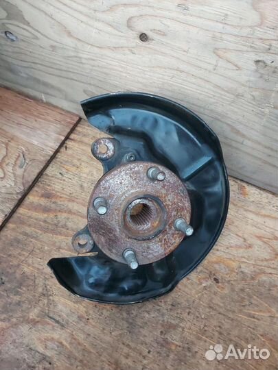 Кулак передний левый Toyota Prius NHW10 2002