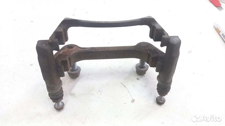 Скоба суппорта передняя Volkswagen Tiguan 2