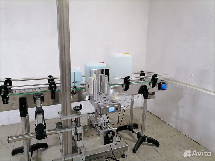 Этикетавтомат EtiKon для наклейки на канистры