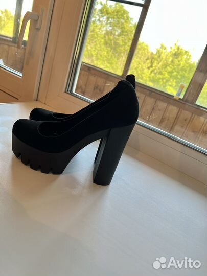 Туфли на ремешках новые