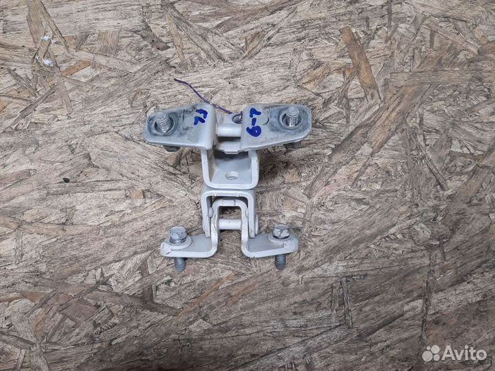 Петли передний левый двери на Mitsubishi lancer 9