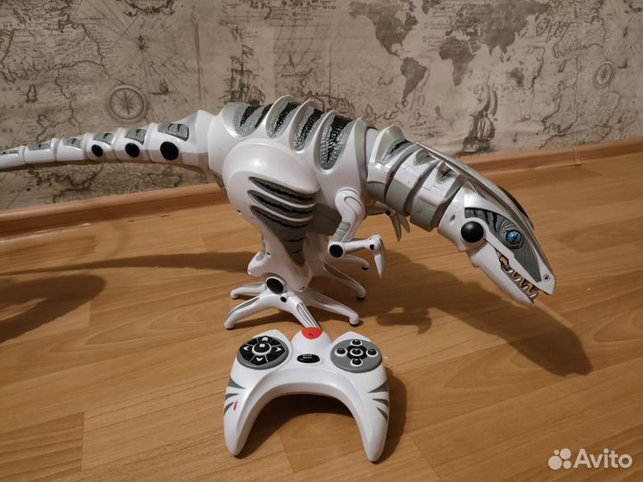 Робот динозавр