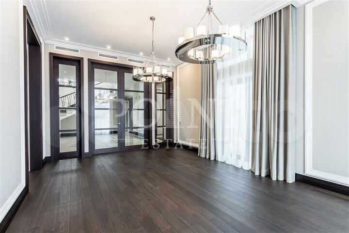 Дом 1017 м² на участке 32 сот.