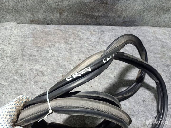 Уплотнитель двери багажника Honda Cr-V 3 R20A2