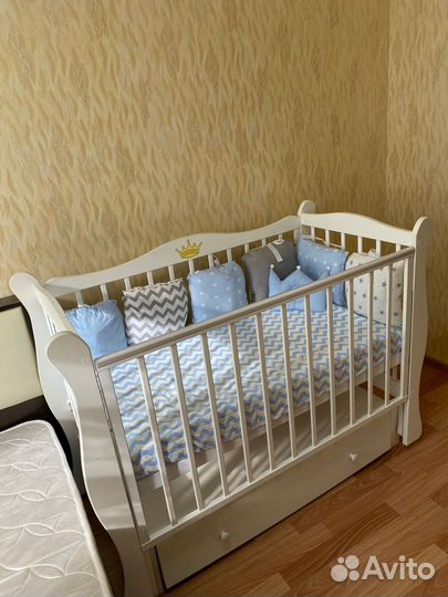 Детская кроватка с продольным маятником