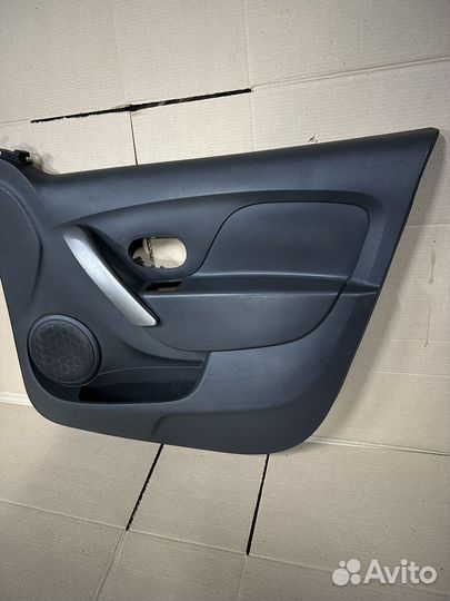 Обшивка передней правой двери Renault Logan 2