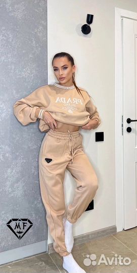 Спортивный женский костюм