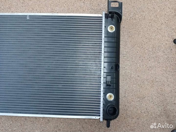 Радиатор охлаждения двигателя cadillac escalade