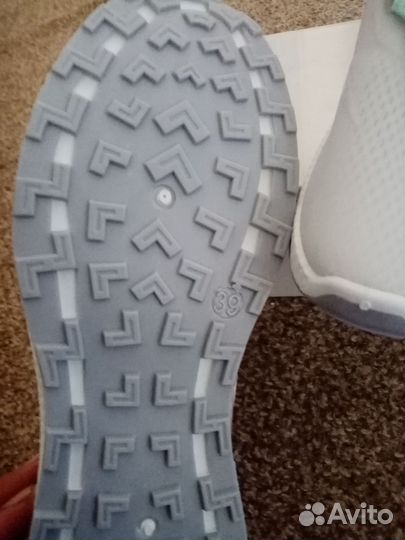 Кроссовки женские