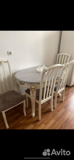Стол и стулья