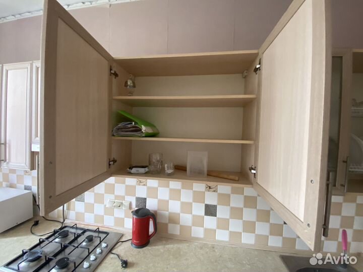 Кухня с плитой, духовкой, раковиной и вытяжкой