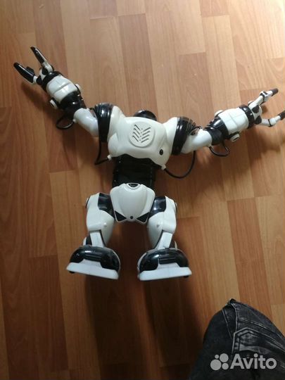 Робот на радио управлении с пультом