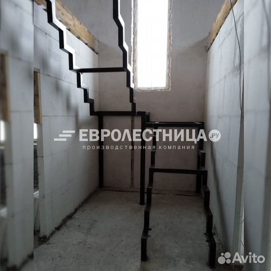Лестница на металлическом каркасе с перилами