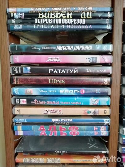 Диски с фильмами, стойки для дисков