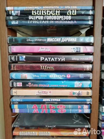 Диски с фильмами, стойки для дисков