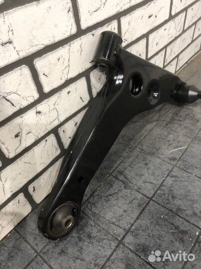 Рычаг подвески передний правый Mitsubishi Lancer