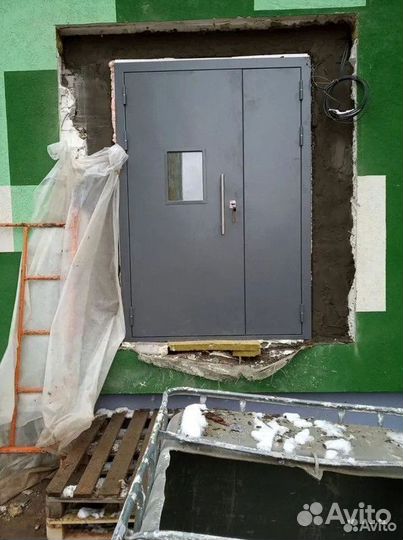 Входная противопожарная металлическая дверь