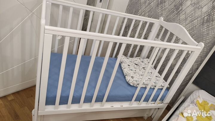 Детская кроватка с маятником и ящиком