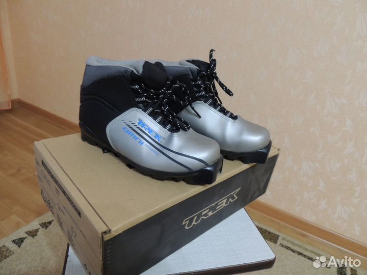 Зимние виды спорта. детские лыжные ботинки. размер