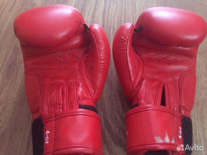 Детские боксерские перчатки и шлем