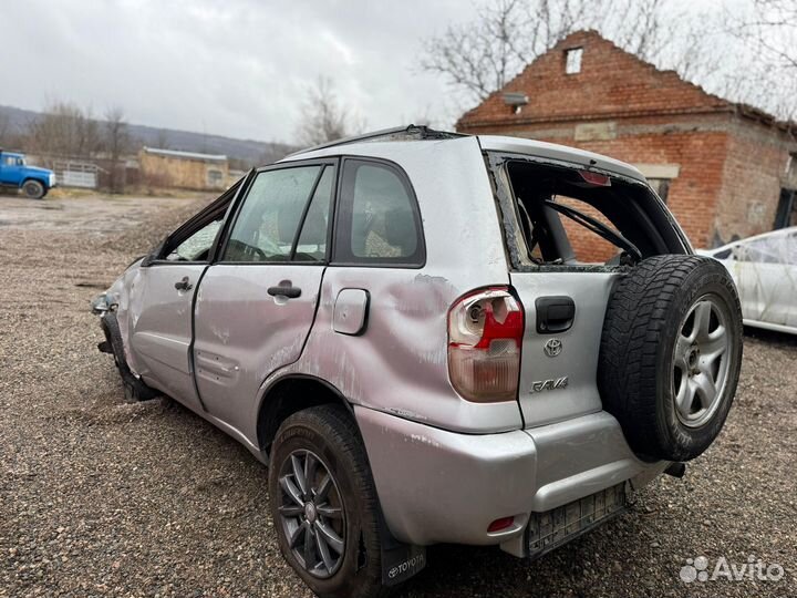 Toyota RAV4 2.0 МТ, 2001, битый, 180 000 км