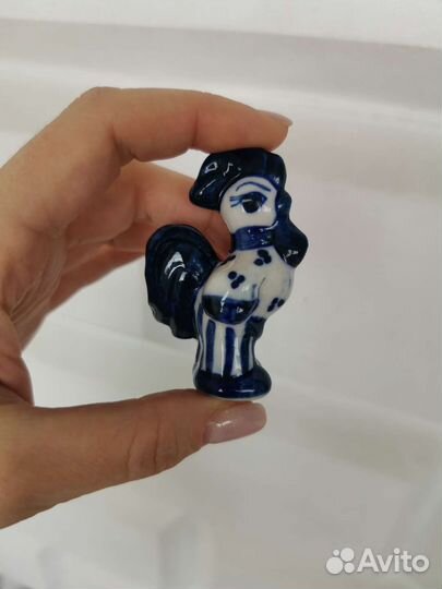 Гжель: шкатулка, ложки, фигурки поросят