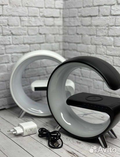 Умная лампа с беспроводной зарядкой 8в1