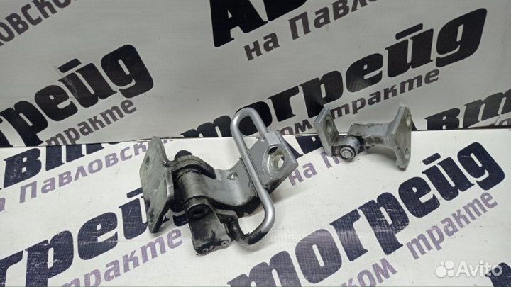 Петля дверная задняя правая Volkswagen Passat 3C2