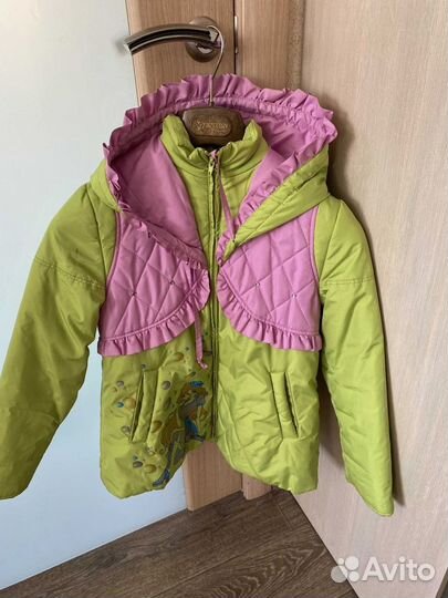 Яркая куртка на девочку на демисезон 8-9 лет