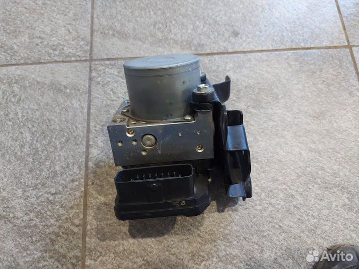 Блок ABS Toyota Fortuner внедорожник 2.8 2019