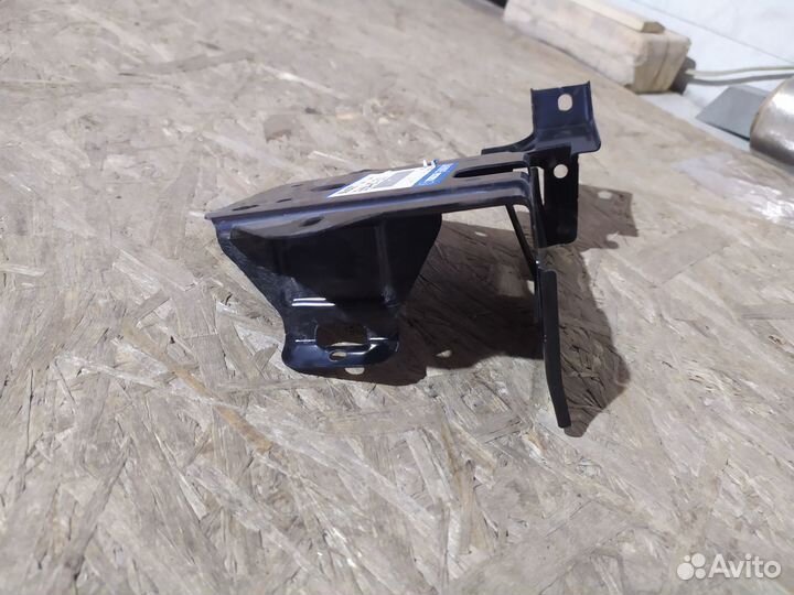 Кронштейн крепления mazda CX7 2009