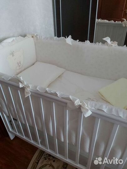 Бортики в детскую кроватку с одеялом и постельным