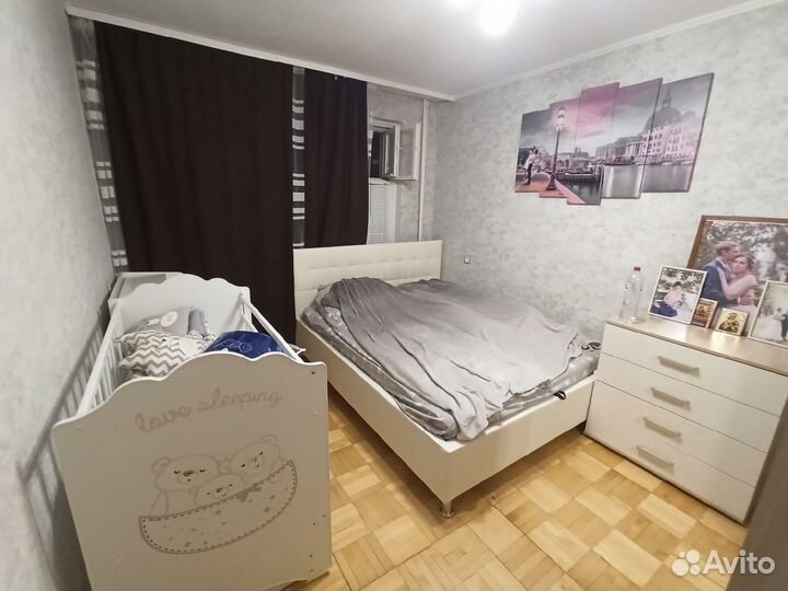 Детская кроватка с маятником и ящиком